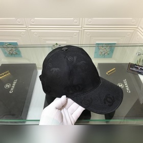 Классическая бейсболка Chanel из высококачественного гофрированно
