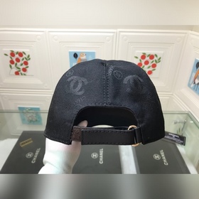 Классическая бейсболка Chanel из высококачественного гофрированно