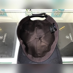 Классическая бейсболка Chanel из высококачественного гофрированно