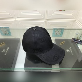 Классическая бейсболка Chanel из высококачественного гофрированно
