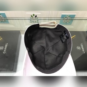 Классическая бейсболка Chanel из высококачественного гофрированно