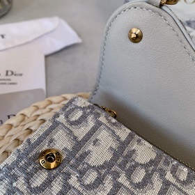 Короткий кожаный кошелек Dior с тремя складками. Этот кошелек име