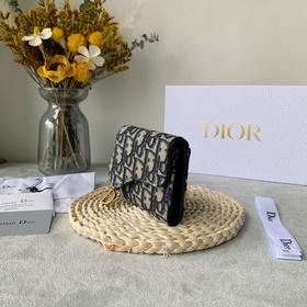 Кожаный кошелек Dior с тремя складками логотипом виде седла. Этот
