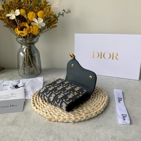 Кожаный кошелек Dior с тремя складками логотипом виде седла. Этот