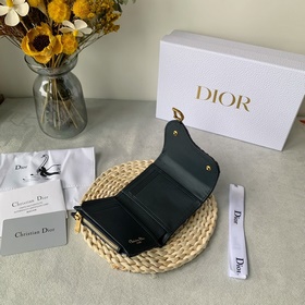 Кожаный кошелек Dior с тремя складками логотипом виде седла. Этот