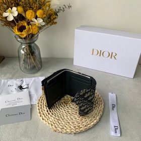 Кожаный кошелек Dior с тремя складками логотипом виде седла. Этот