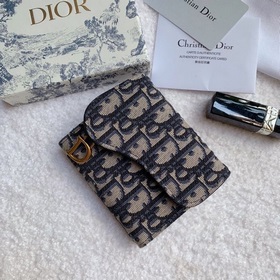 Кожаный кошелек Dior с тремя складками логотипом виде седла. Этот