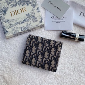 Кожаный кошелек Dior с тремя складками логотипом виде седла. Этот