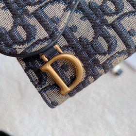Кожаный кошелек Dior с тремя складками логотипом виде седла. Этот