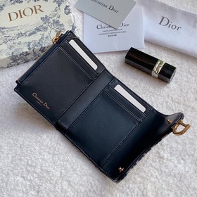 Кожаный кошелек Dior с тремя складками логотипом виде седла. Этот