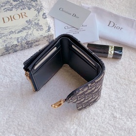 Кожаный кошелек Dior с тремя складками логотипом виде седла. Этот