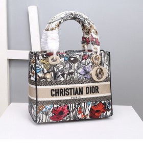 Lady Dior с пятигранной вышивкой виде полевых цветов воплощает гл