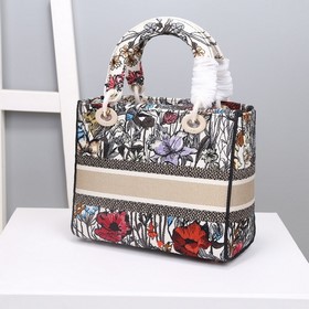 Lady Dior с пятигранной вышивкой виде полевых цветов воплощает гл