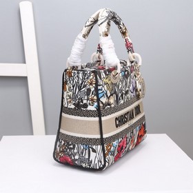 Lady Dior с пятигранной вышивкой виде полевых цветов воплощает гл