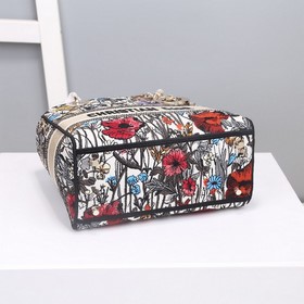 Lady Dior с пятигранной вышивкой виде полевых цветов воплощает гл