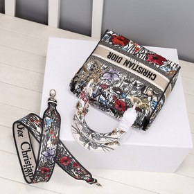 Lady Dior с пятигранной вышивкой виде полевых цветов воплощает гл