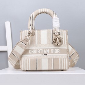 Lady D-Lite с пятью вышитыми полосками. Новая интерпретация узора