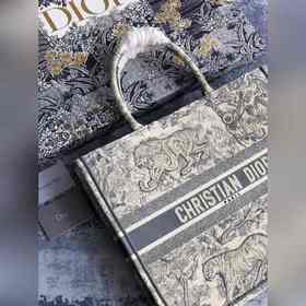 Большая сумка Dior Book Tote — это воплощение мастерства Dior. вд