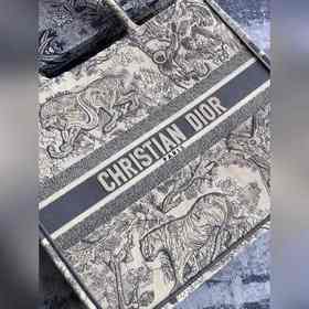 Большая сумка Dior Book Tote — это воплощение мастерства Dior. вд