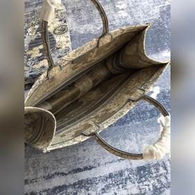 Большая сумка Dior Book Tote — это воплощение мастерства Dior. вд