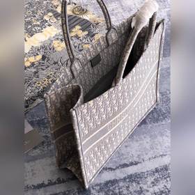 Большая сумка Dior Book Tote — это воплощение мастерства Dior. вд