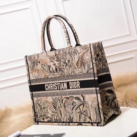 Новая версия сумки Dior Book Tote 【Dior Book Tote】 Когда большинс