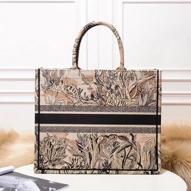Новая версия сумки Dior Book Tote 【Dior Book Tote】 Когда большинс