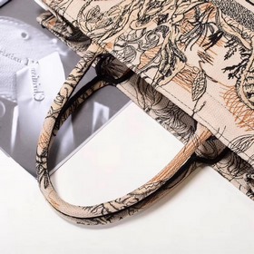 Новая версия сумки Dior Book Tote 【Dior Book Tote】 Когда большинс