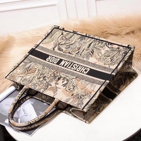 Новая версия сумки Dior Book Tote 【Dior Book Tote】 Когда большинс