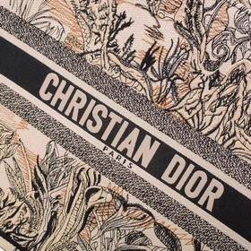 Новая версия сумки Dior Book Tote 【Dior Book Tote】 Когда большинс