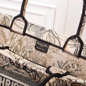 Новая версия сумки Dior Book Tote 【Dior Book Tote】 Когда большинс