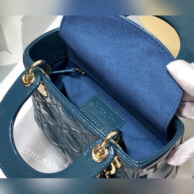 Dior Lady Dior Mini из лакированной кожи глубокого синего цвета с