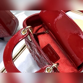 Dior Lady Dior Mini из красной кожи с тремя перекрещивающимися ре
