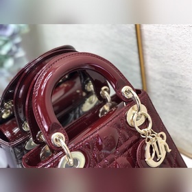 Dior Lady Dior Mini с тремя секциямиз красной лакированной кожи з