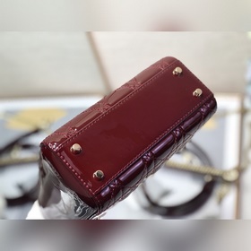 Dior Lady Dior Mini с тремя секциямиз красной лакированной кожи з