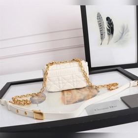 Lady 9240 caro сверхмини белый Эта сумка Dior Caro сочетает в се