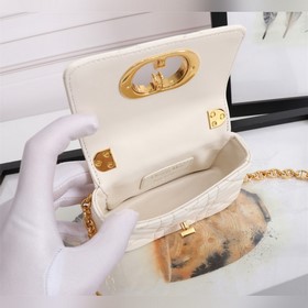 Lady 9240 caro сверхмини белый Эта сумка Dior Caro сочетает в се