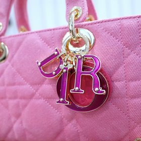 Dior (Lady D-Joy)  Ярко-розовая джинсовая сумка с крупной плетен