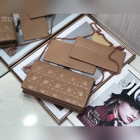 Популярная классическая модель Dior с бриллиантовой огранкой, три
