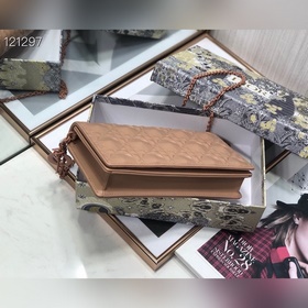 Популярная классическая модель Dior с бриллиантовой огранкой, три