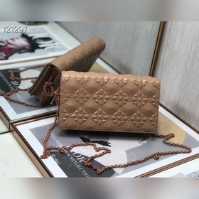 Популярная классическая модель Dior с бриллиантовой огранкой, три