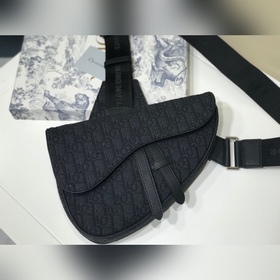 Сумка DlOR в нейтральном стиле Черная кожа с зернистой текстурой,