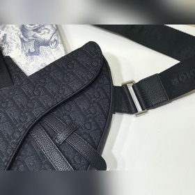 Сумка DlOR в нейтральном стиле Черная кожа с зернистой текстурой,