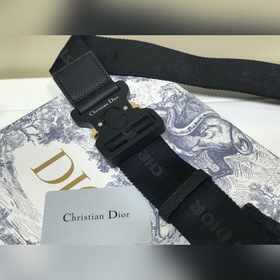 Сумка DlOR в нейтральном стиле Черная кожа с зернистой текстурой,