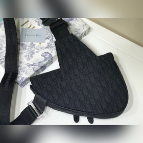 Сумка DlOR в нейтральном стиле Черная кожа с зернистой текстурой,