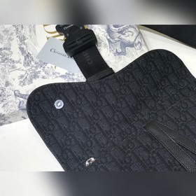 Сумка DlOR в нейтральном стиле Черная кожа с зернистой текстурой,