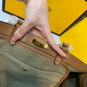 Сумка-тоут из парусины FENDI Вышивка выполнена в соответствии с о