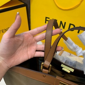 Сумка-тоут из парусины FENDI Вышивка выполнена в соответствии с о