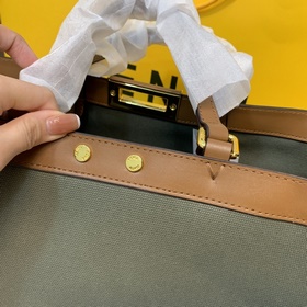 FENDI Холщовая сумка-тоут Вышивка выполнена в соответствии с ори