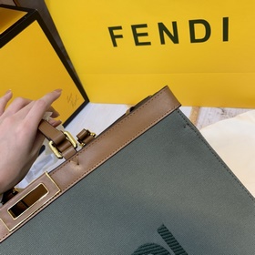 FENDI Холщовая сумка-тоут Вышивка выполнена в соответствии с ори